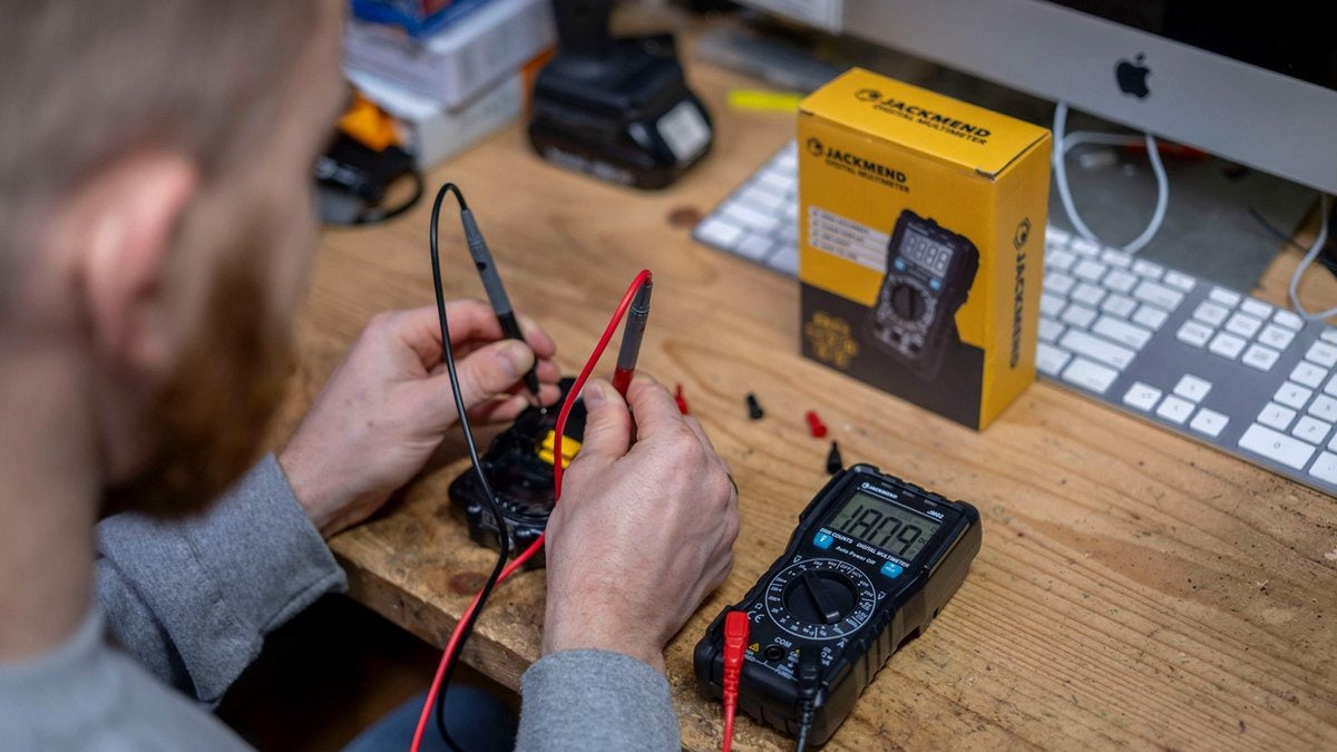 JACKMEND Digitale Multimeter - Slimme Spanningsmeter met LED zaklamp - AC / DC Voltage Meter - Voltmeter - Multi Volt Meter